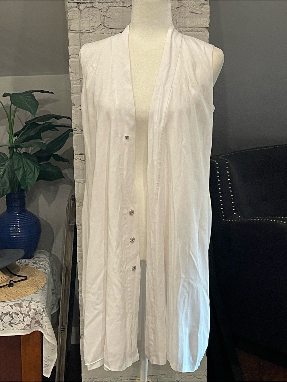 Calvin Klein White Sleeveless snap front dress no belt